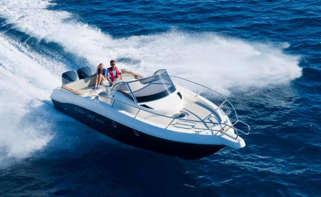 Cabin-cruiser en navigation