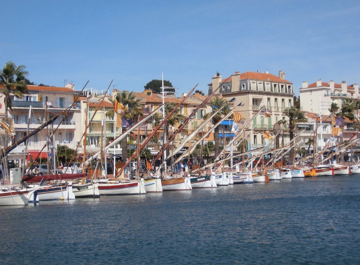 Pointus alignés le long du quai du vieux port de Bandol, dans le Var