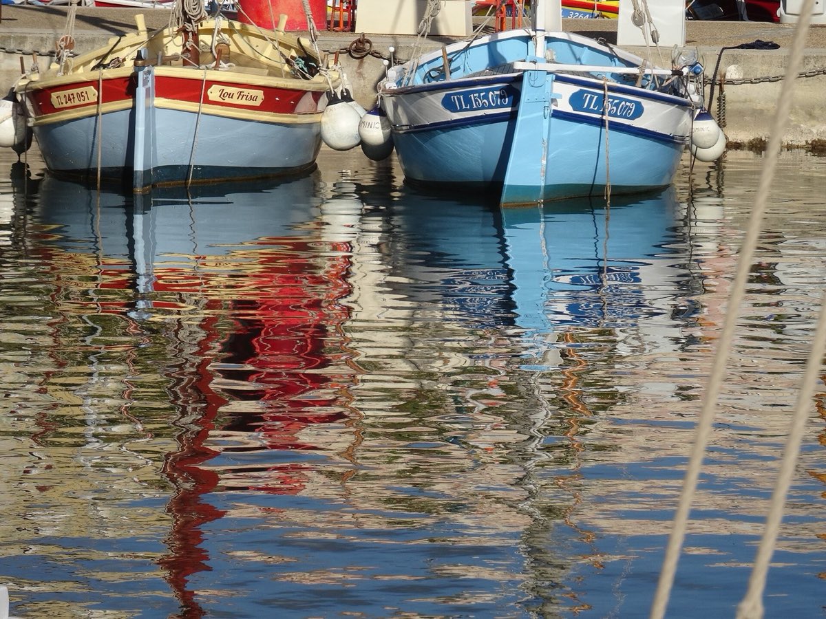 Pointus traditionnels à coque bois amarrés dans le port de Sanary-sur-Mer, dans le Var